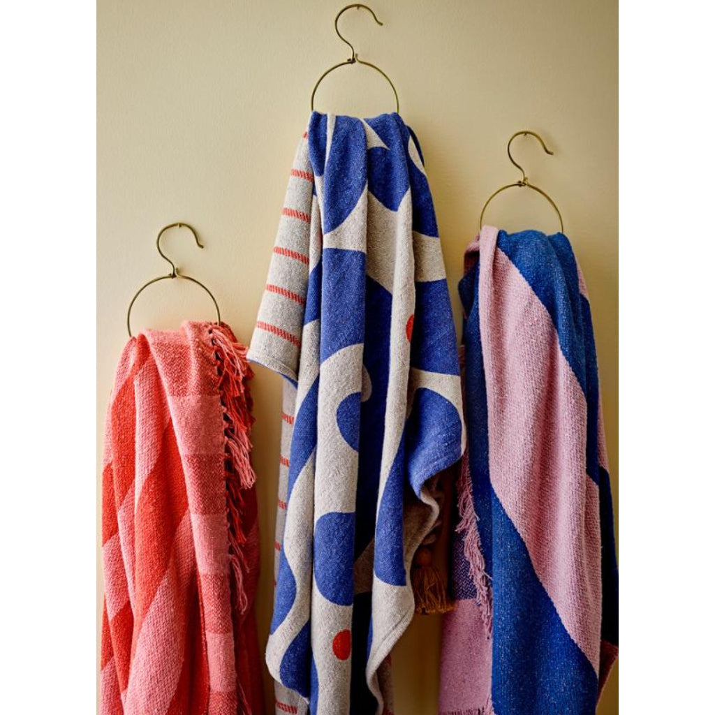 Zigga Hanger displaying throws