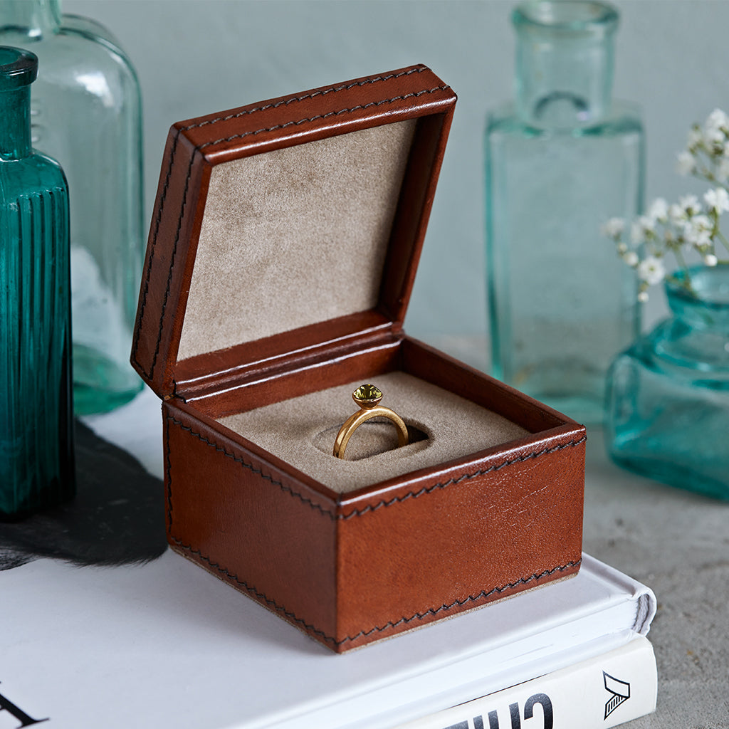 single leather engagement ring box in conker brown